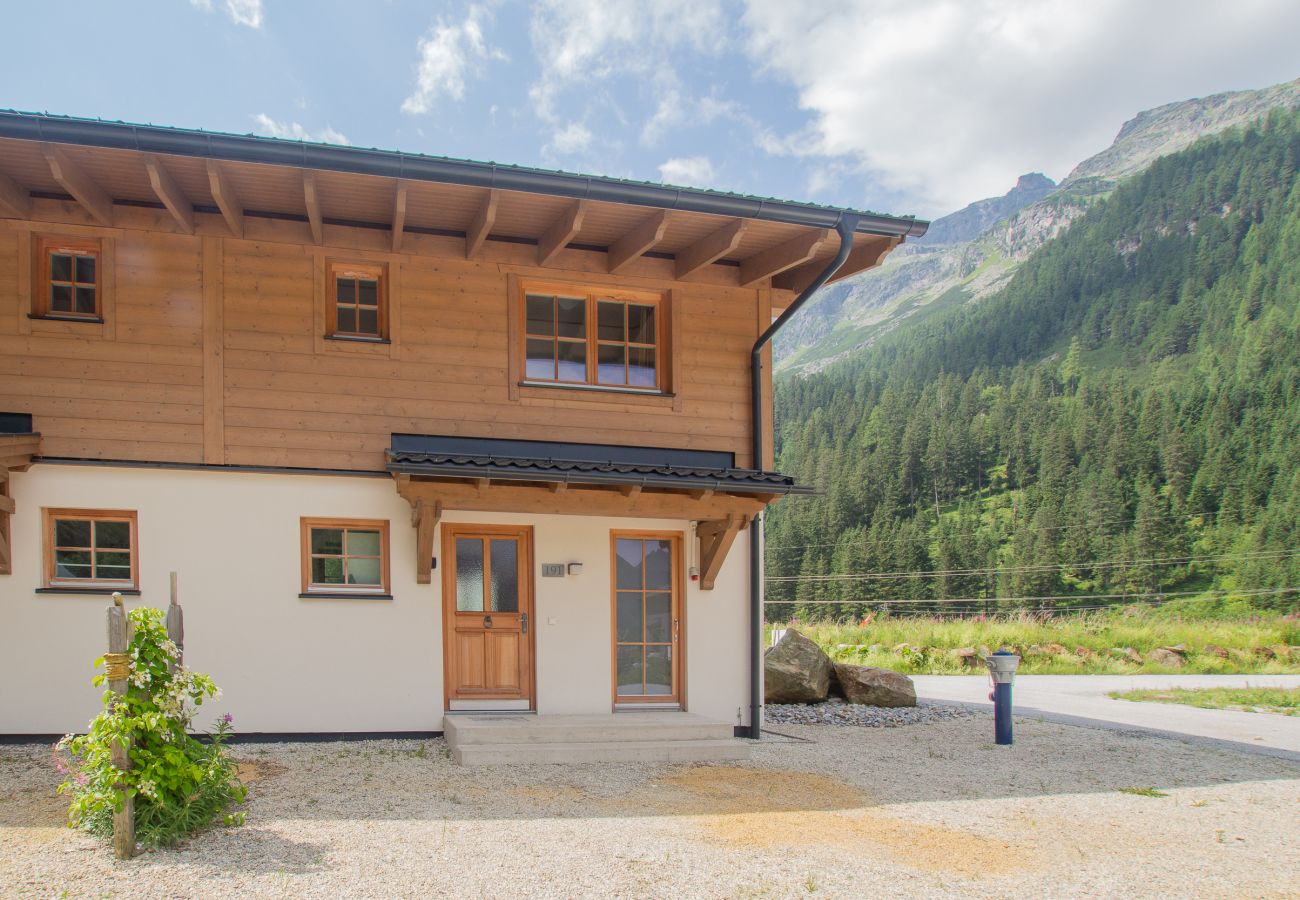 Chalet in Uttendorf - Lodge kleiner Bär 191 im Tauerndorf Enzingerboden